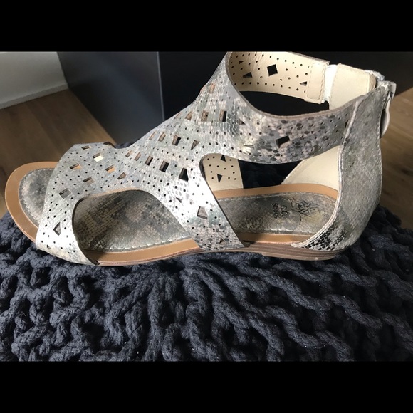 Metallic snake skin pattern sandals - Picture 5 of 6